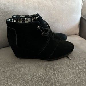 Toms Desert Black Suede Leather Wedge Ankle Booties Lace Up Size 7.5W